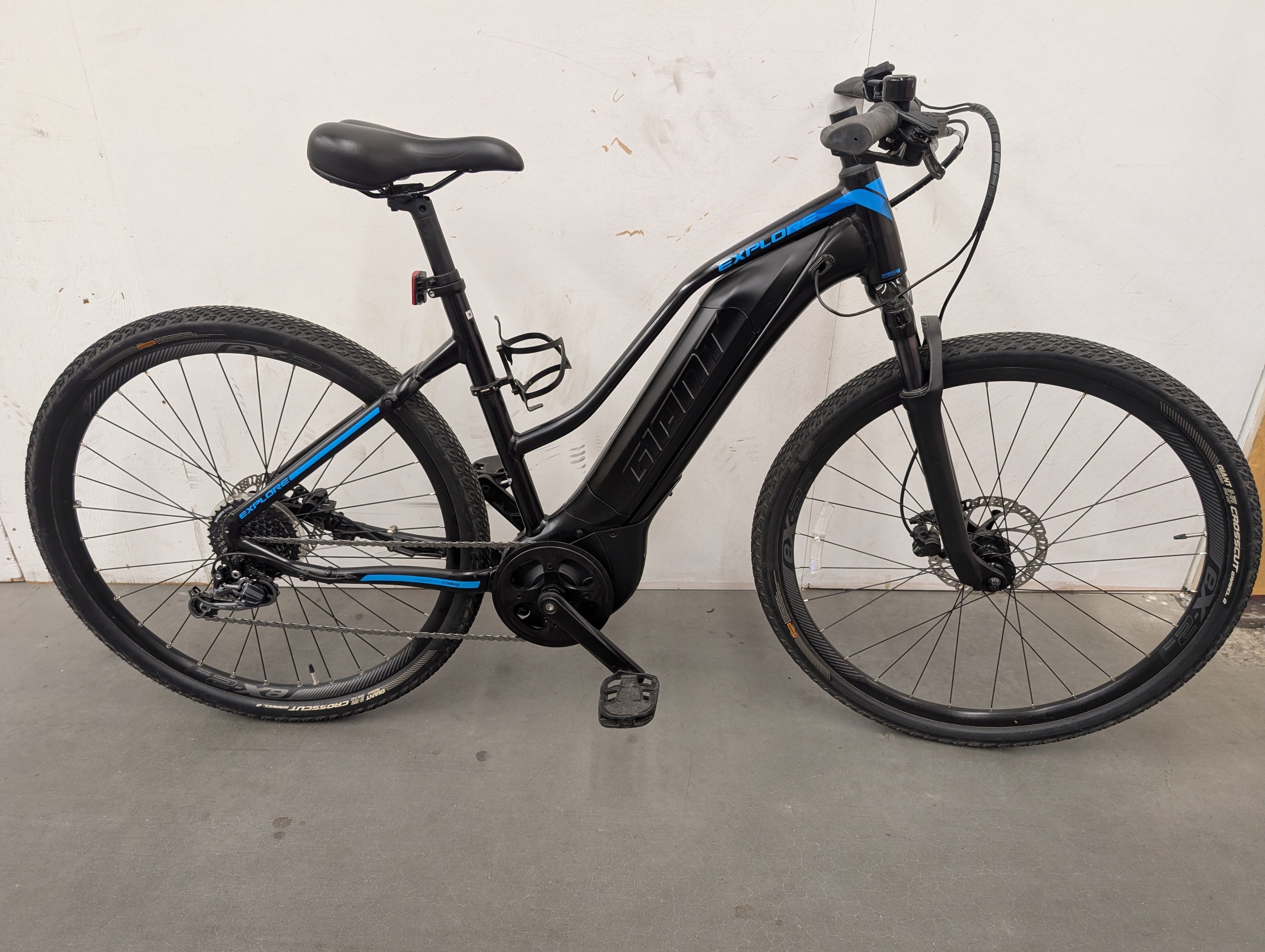 Giant Explore+ 4 Low-Step Black/Blue Medium USED Electric Bike