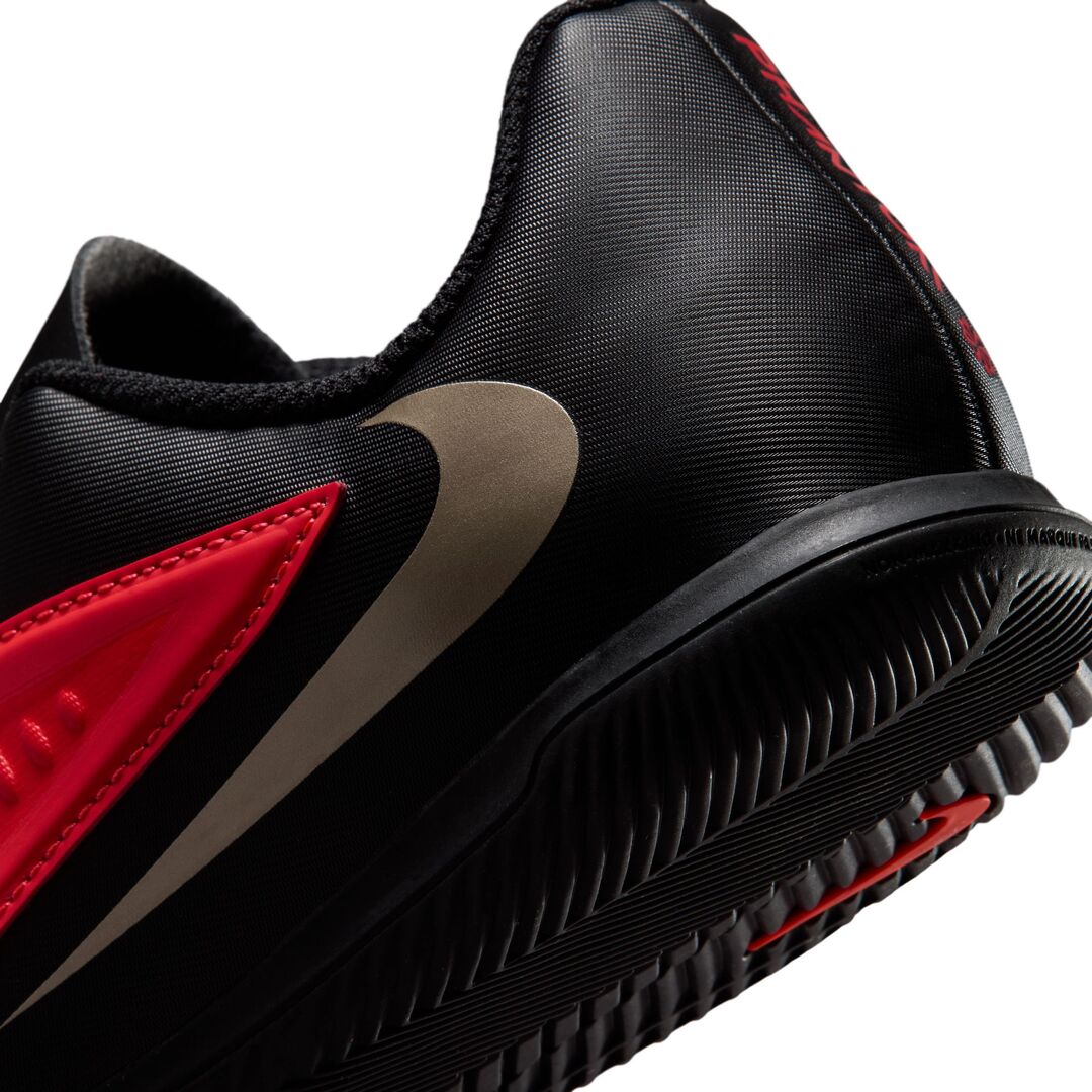 Nike Junior Phantom 6 Club Indoor Soccer Shoes bright red/black