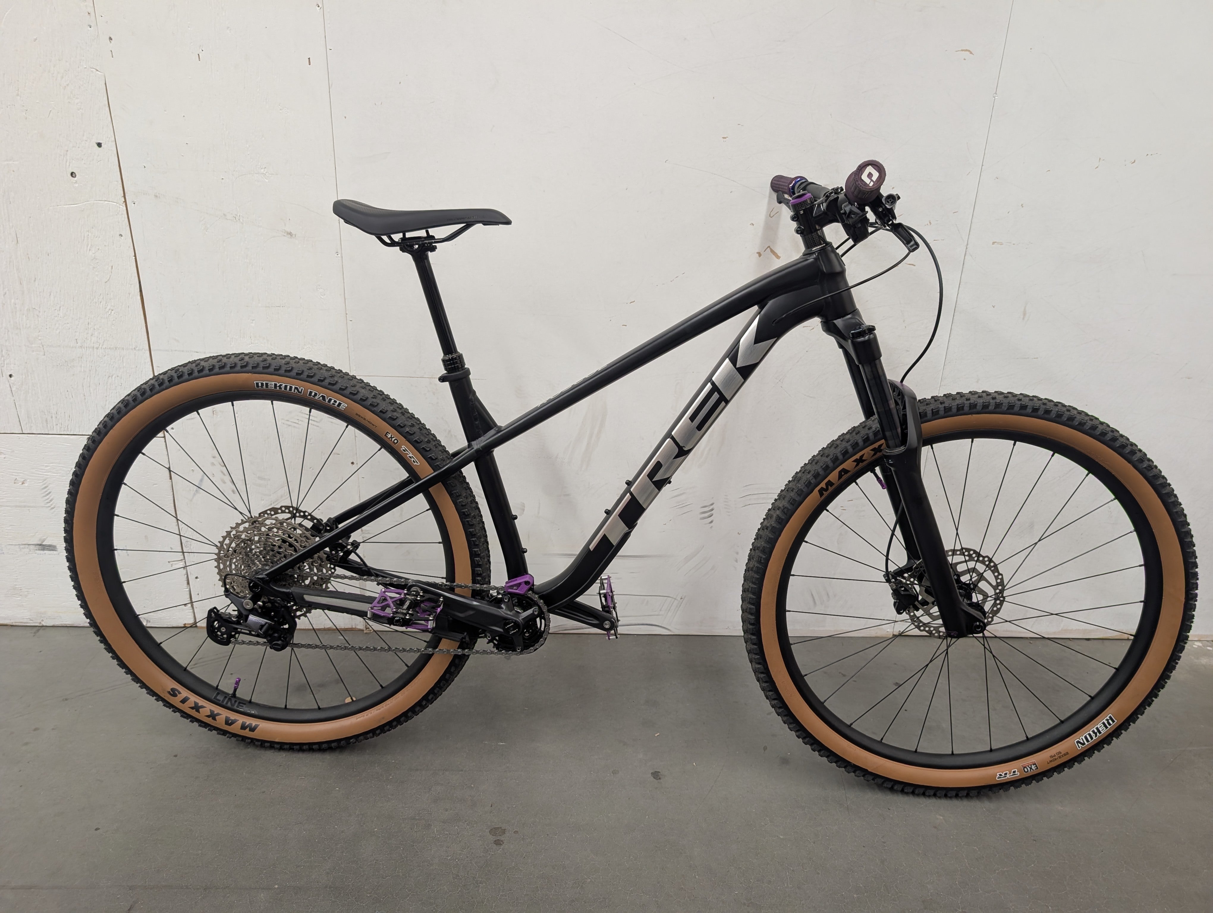 Trek (2024) Roscoe 7 Black Medium/Large USED Hardtail Bike